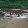 Lào Cai: Mưa lũ cuốn trôi cầu tạm