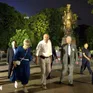 Tổng thống Hungary và Phu nhân đi dạo, ngắm cảnh hồ Hoàn Kiếm