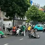 Ô tô công nghệ mất lái, tông nhiều xe máy, 3 người bị thương