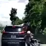 Tài xế ô tô bất ngờ đánh lái thiếu quan sát, gây tai nạn rồi bỏ chạy