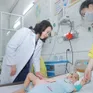 Phó Chủ tịch nước Võ Thị Ánh Xuân thăm, tặng quà bệnh nhi tại Bệnh viện Phổi Trung ương