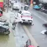 Ô tô mất lái đâm loạt xe máy ở Sa Pa, cháu bé 5 tuổi tử vong