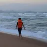 Tắm biển gặp sóng lớn, một học sinh mất tích