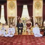 Vua và Hoàng hậu Thái Lan lần đầu tiên ban phúc cho lễ cưới đồng giới tại hoàng cung