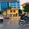 Cố vượt đèn đỏ, xe máy tông người đi đúng luật giữa ngã tư