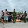 Vướng dây điện sau mưa lớn, 2 thanh niên đi xe máy tử vong
