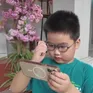 Cha mẹ cần làm gương để con trẻ rời xa điện thoại trong ngày hè