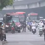 Phớt lờ biển báo cấm, nhiều xe xe khách vẫn dừng đỗ, đón trả khách ngoài bến xe ở Hà Nội