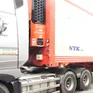 Tràn lan xe chở container phi tiêu chuẩn, tiềm ẩn nguy cơ mất an toàn