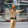 CSGT Hà Nội căng mình đội nắng điều tiết giao thông