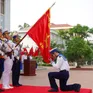 Chiến sĩ hải quân mới tuyên thệ dưới Quân kỳ Quyết thắng