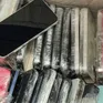 Hải quan Nội Bài phát hiện 112 chiếc iPhone cũ giấu trong người và hành lý xách tay