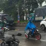 Trượt ngã dưới mưa, hai cô gái bị container cán tử vong