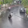 Xe máy ôm cua tốc độ cao trên đường trơn trượt, lao thẳng vào nhà dân