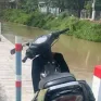 Ngã xuống mương ven quốc lộ, mẹ tử vong, con trai 3 tuổi may mắn thoát nạn