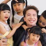 S.T Sơn Thạch lần đầu làm bố chăm 5 con: Cột tóc, dọn giường, đi chợ, nấu ăn