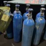 Phát hiện xe khách chở hàng trăm bình khí nghi là “khí cười” không rõ nguồn gốc