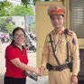 Rơi ví khi đi khám bệnh, người phụ nữ bất ngờ nhận lại từ CSGT Hà Nội