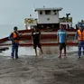 Bắt tàu vận chuyển cát không rõ nguồn gốc trên vùng biển phía Nam