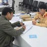 Tài xế 2 lần vượt đèn đỏ để chở người đi cấp cứu được CSGT biểu dương