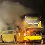 Xe khách bốc cháy trên cầu Thăng Long, Hà Nội