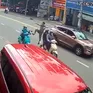 Nữ tài xế xe ôm bị người đàn ông đi ô tô đạp ngã giữa đường
