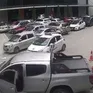 Xe bán tải bất ngờ lùi cán qua người phụ nữ đi bộ trong bệnh viện ở Hà Nội