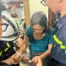 Hà Nội: Dùng thang, cắt cửa giải cứu người phụ nữ mắc kẹt ở tầng 3 ngôi nhà
