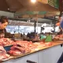 Người dân thận trọng nhưng không quay lưng với thịt lợn