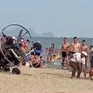 Dù lượn gắn động cơ lao vào du khách trên bãi biển Hạ Long