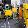 Robot tự hành tại các kho hàng Amazon sắp nhiều bằng con người