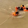 Công an Hà Nội kịp thời cứu cô gái nhảy cầu Vĩnh Tuy