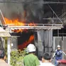 Đà Nẵng: Lực lượng chữa cháy khống chế đám cháy tại kho chứa vải