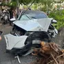 Ô tô tông liên hoàn nhiều xe máy, húc bật gốc cây trên phố Trần Đại Nghĩa (Hà Nội)