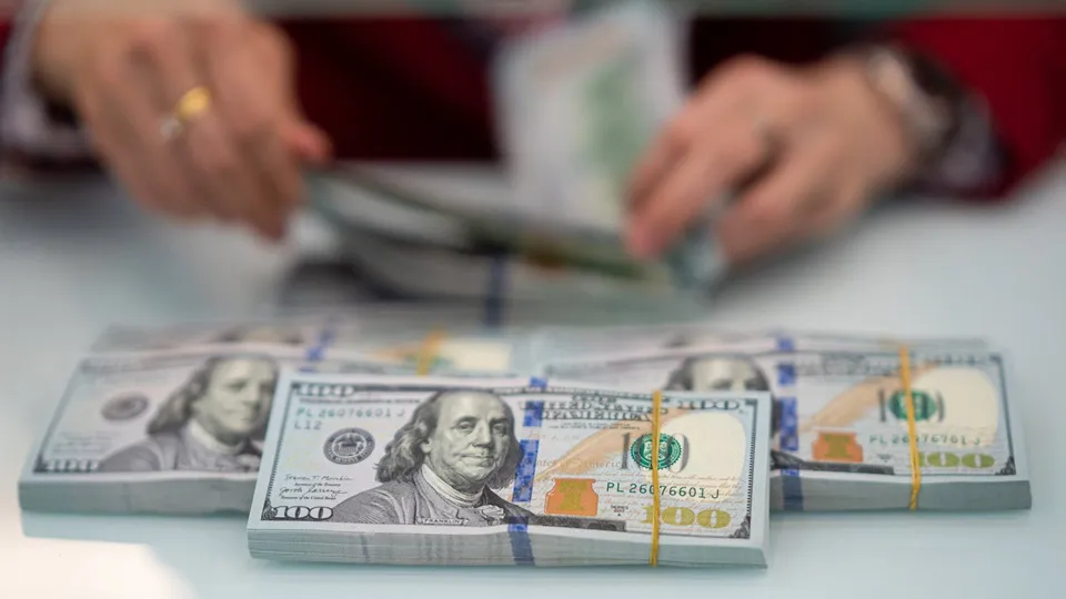USD Chuyển Động Trái Chiều: Giá Bán Tại Việt Nam Tăng Vọt Dù Chỉ Số Toàn Cầu Giảm